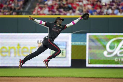 Marte delivers clutch hit as the Reds rally in 9th to beat the Cubs, earning a doubleheader split